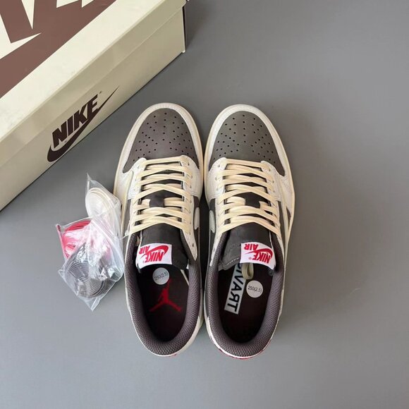 Travis Scott X Air Jordan 1 Retros Low OG Reverse Mocha - Picture 5 of 9
